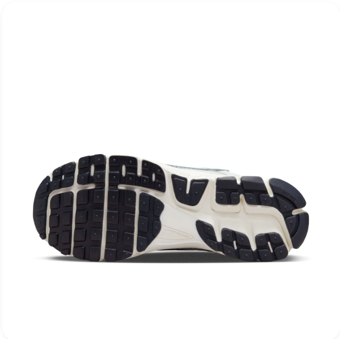 Nike Zoom Vomero 5 – Light Grey/Silver/Black